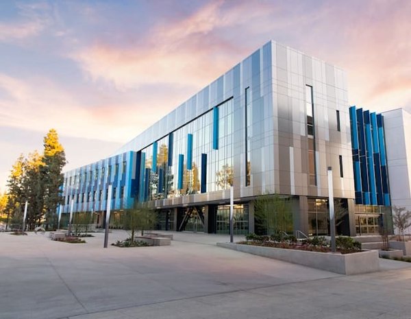 Quels sont les bénéfices d'un investissement dans un appartement situé dans un immeuble classé monument historique ?